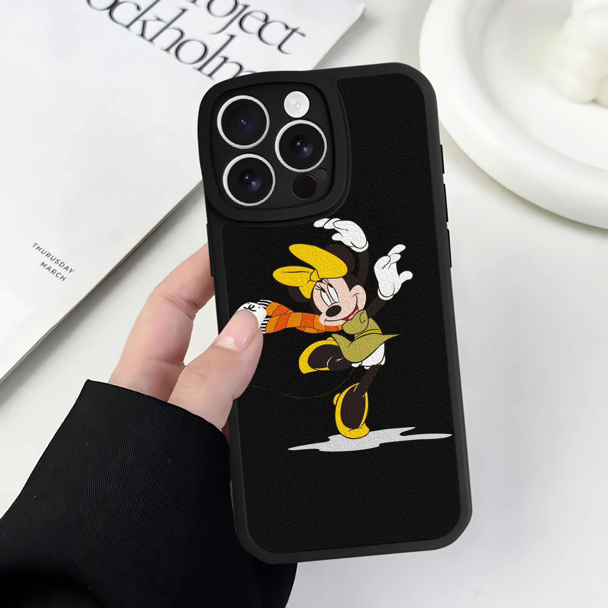 （画像用） ミッキーマウス Mickey Mouse 【iPhone 16シリーズ対応】シリコンスマホケース（レザー調） 材質：シリコン